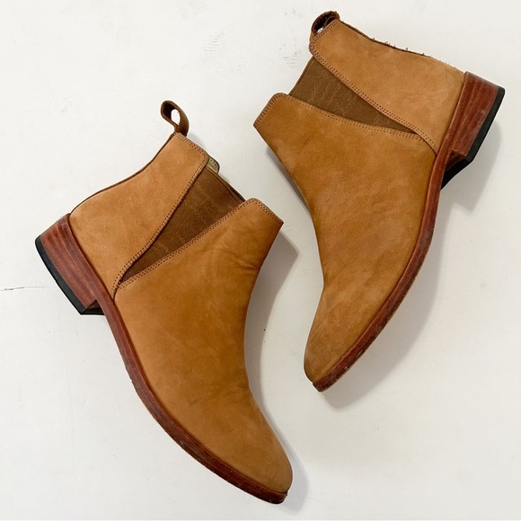 Nisolo Womens Chelsea Boot In Sand Suede | 7 - Picture 10 of 13